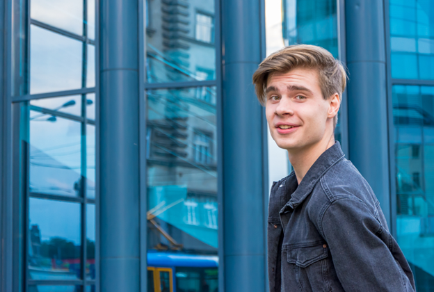 Beschäftigt und jünger als 25 Jahre